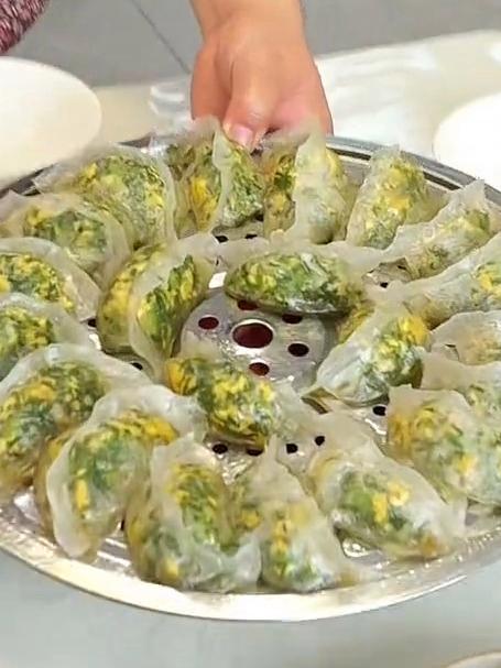 给爸妈做的三鲜馅水晶蒸饺,放点大虾仁可鲜可好吃了