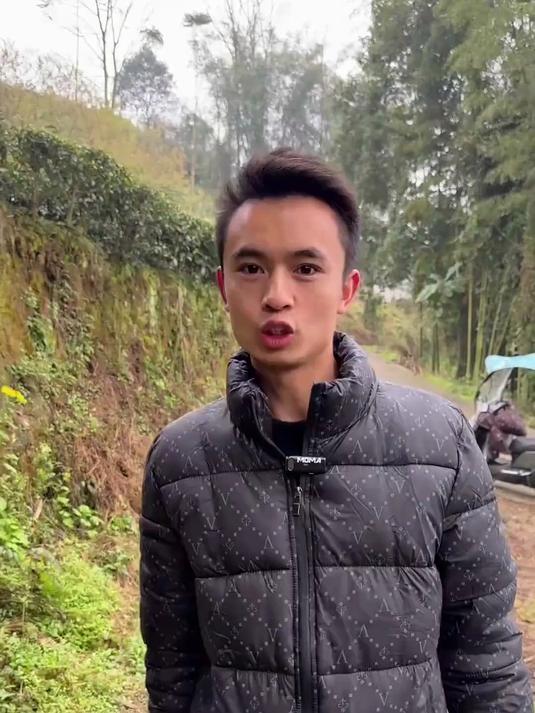 大山里长满了各种野菜,肯定有百分之99的野菜你们都不认识