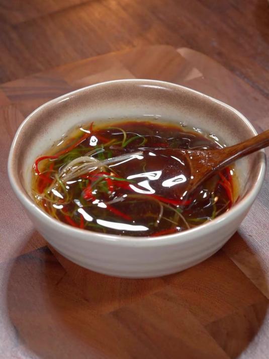 白灼汁浇白灼鱿鱼!Q 弹鱿鱼吸满鲜汁,蒜香混着咸甜