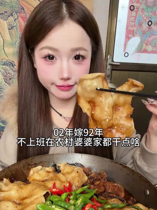 今天公公买了柴鸡 婆婆做成了地锅鸡可好吃了～