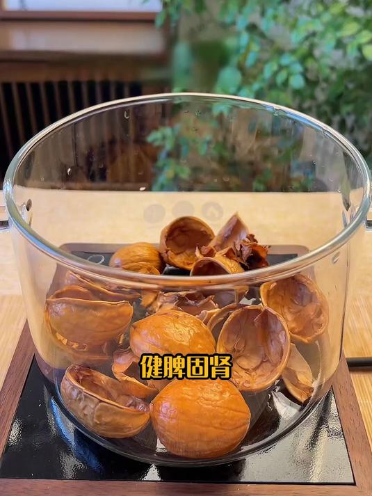 后悔没早试!核桃壳煮鸡蛋,这道汤的吃法太绝了