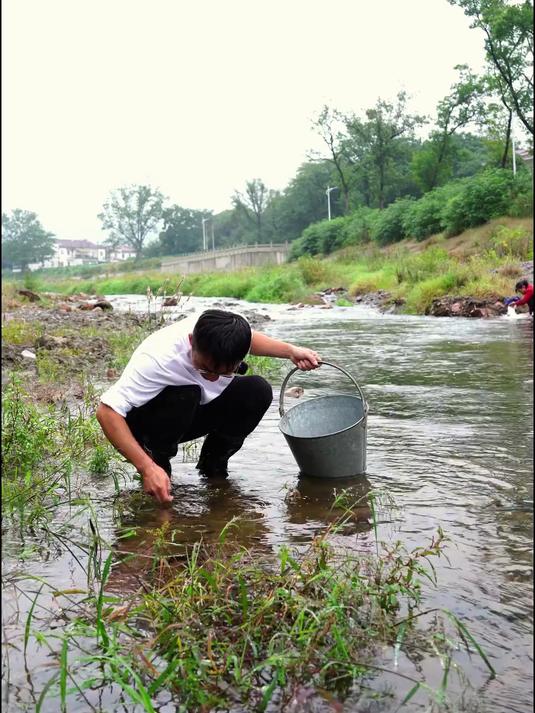 小时候的快乐就是三俩伙伴捉鱼摸虾在田野肆意奔跑绽放童年