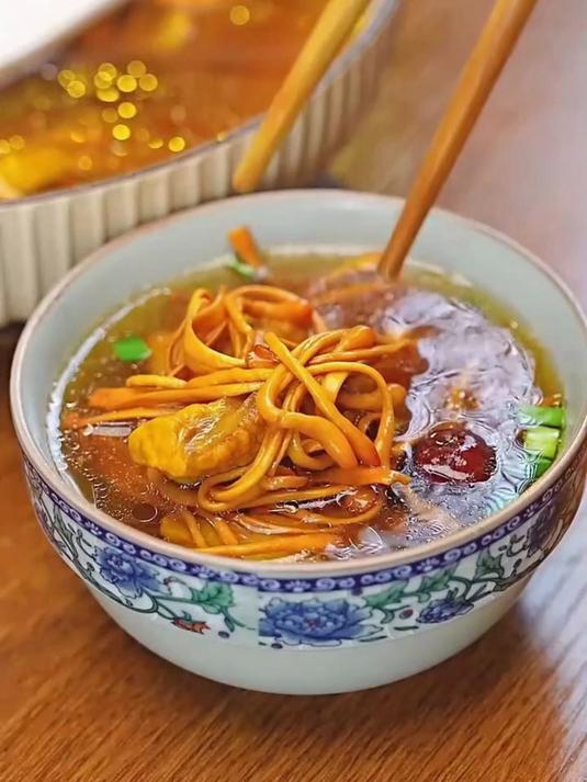 食材选对超关键!虫草花煲鸡汤超滋补