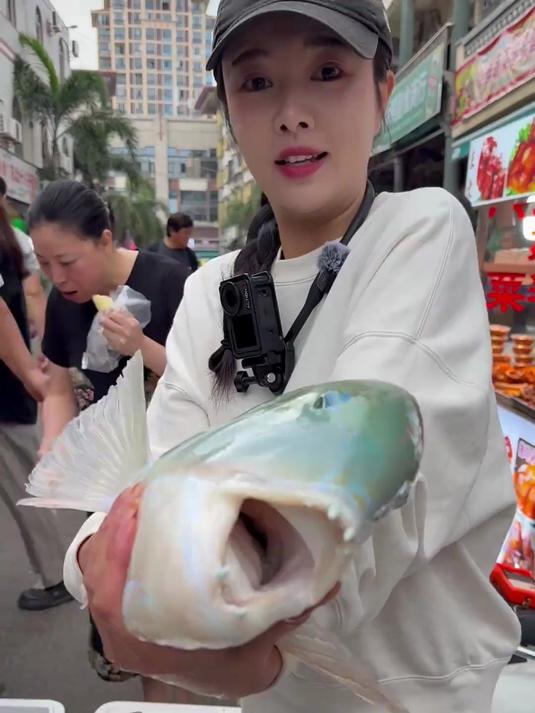 今天摆摊卖顶级海鱼正青衣,这个鱼的名贵程度在海南能排前三了