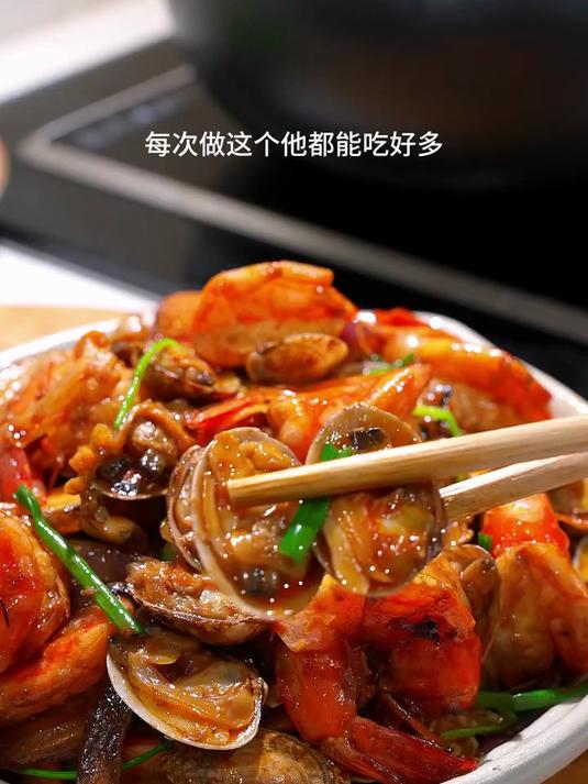 孩子说又馋我做的干锅花甲炒大虾了