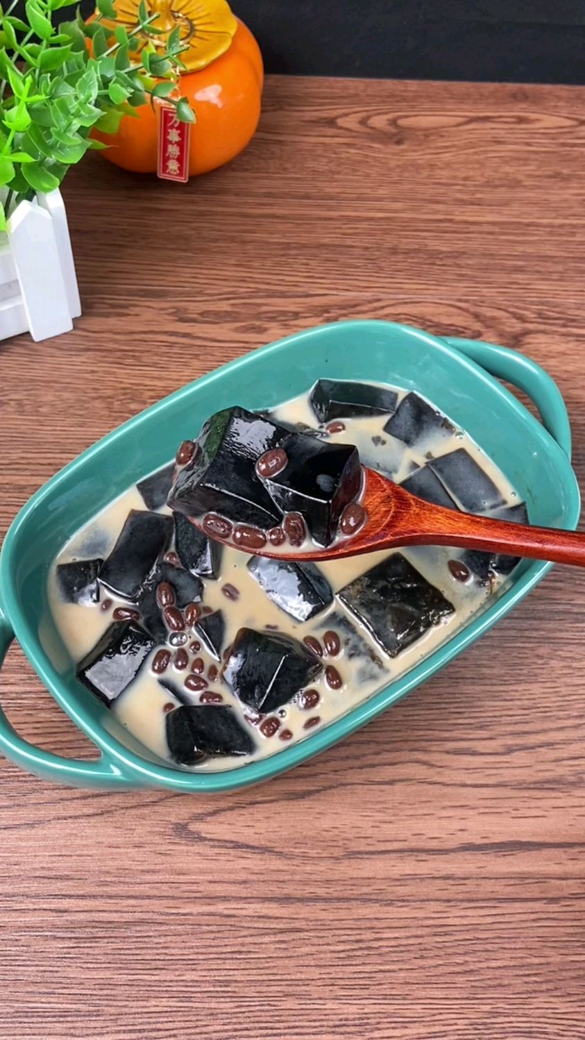 自己在做烧仙草奶茶,简单又好喝#自制烧仙草 #自制饮品