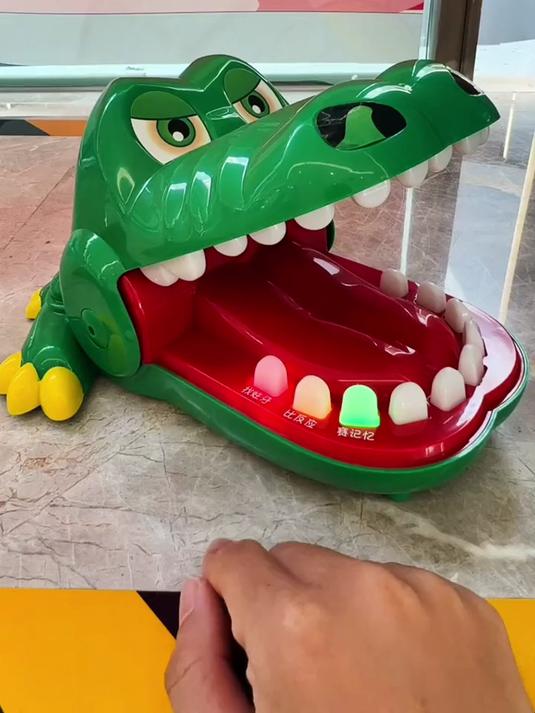 男孩超爱整蛊玩具！咬手指小鳄鱼，恐龙鲨鱼按牙咬手乐