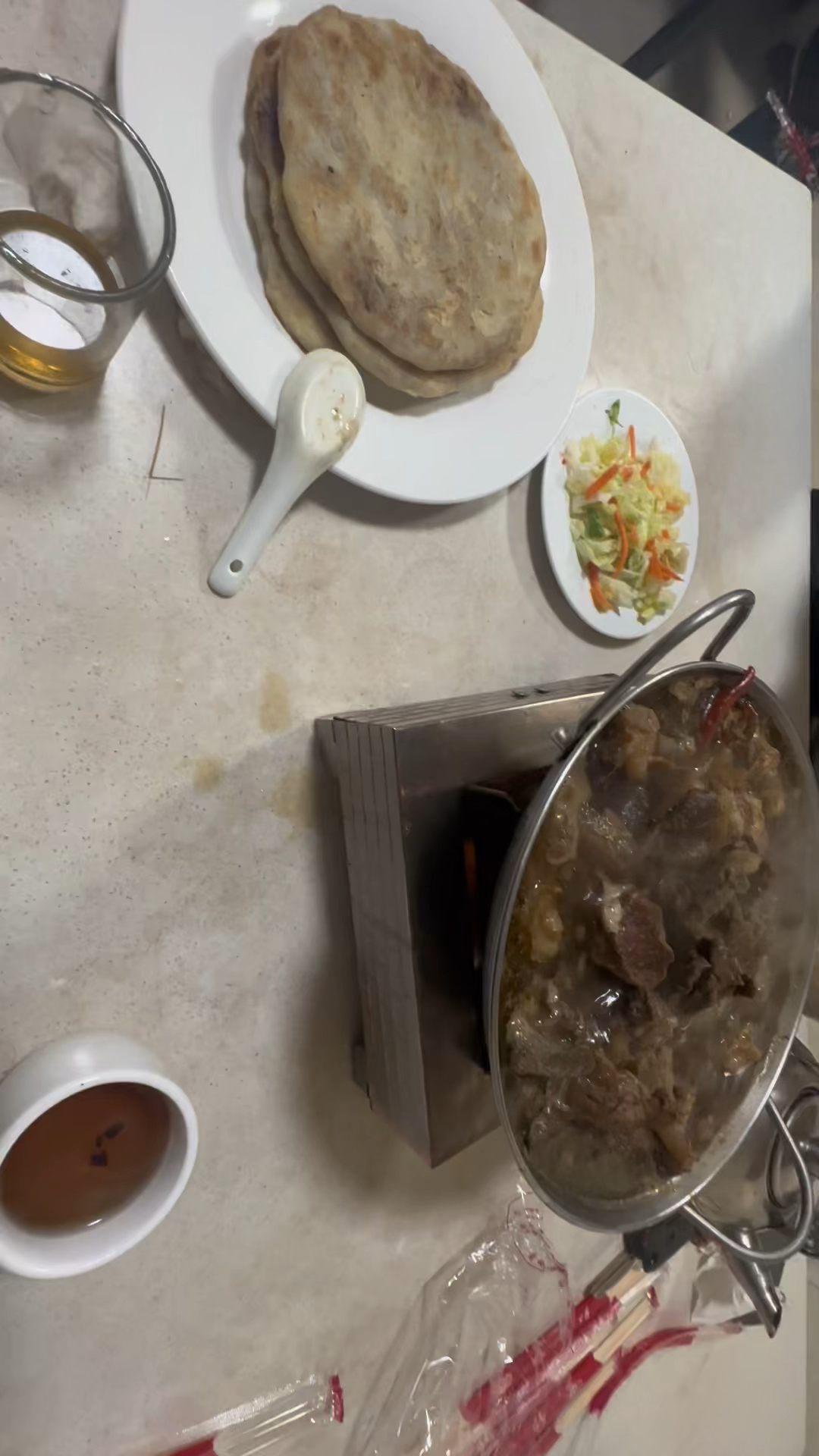 牛肉锅,牛肉馅饼,配上小咸菜,贼带派