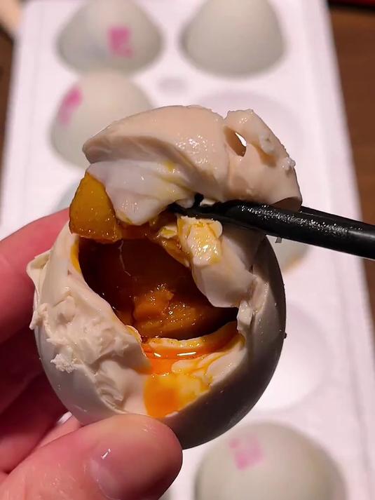 即食咸鸭蛋美味亮相!红心流油超满足,真空包装锁美味