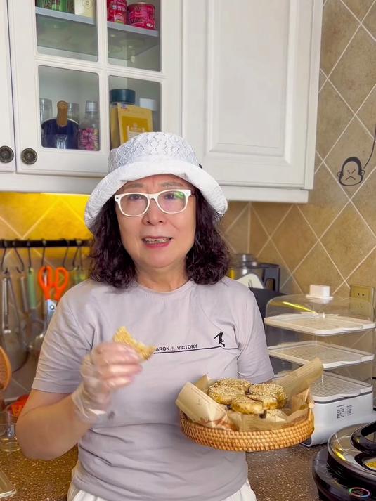 老北京铜锅涮羊肉里，不能少的芝麻酱烧饼，再也不用去排大队了