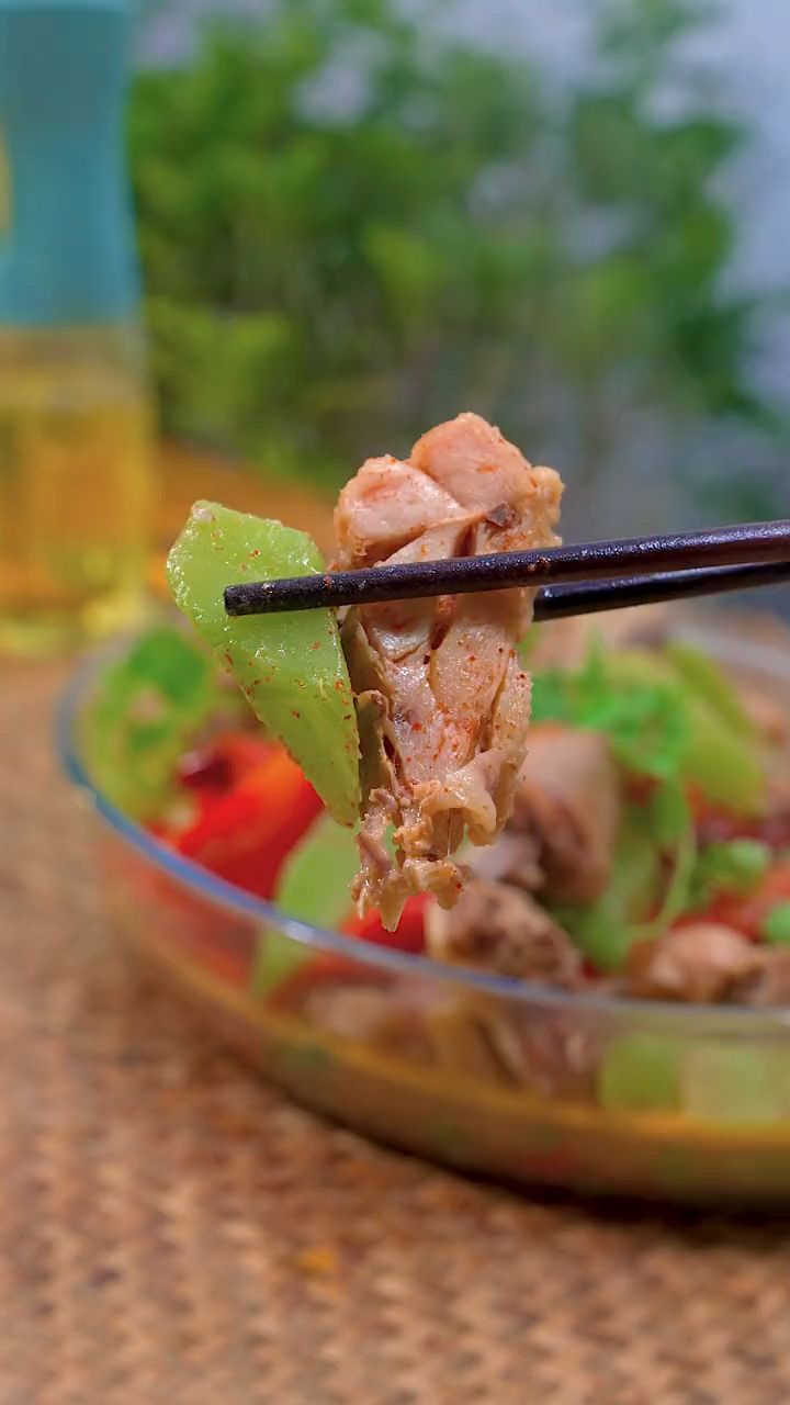 经典美味,风干土鸡炖莴笋,天冷了快给家人做上一锅吧