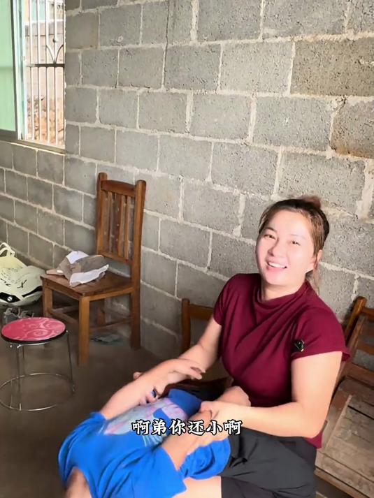 买了一个放煤气灶的架子改造老家的厨房，看起来厨房好看了很多