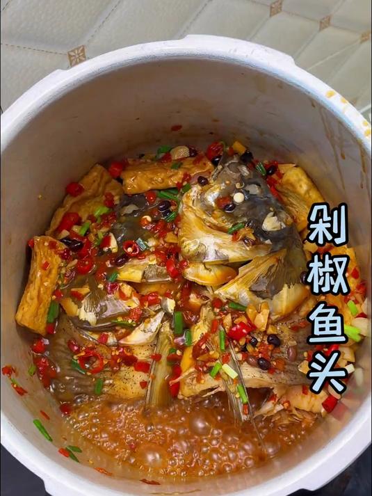 让你看看不加一滴水,用高压锅三分钟搞定的,剁椒鱼头有多香