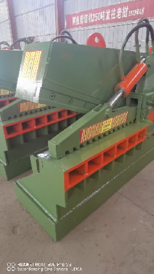 鳄鱼剪又叫鳄鱼式剪切机,体积小,操作方便,适用于中小型废旧金属回收站等。