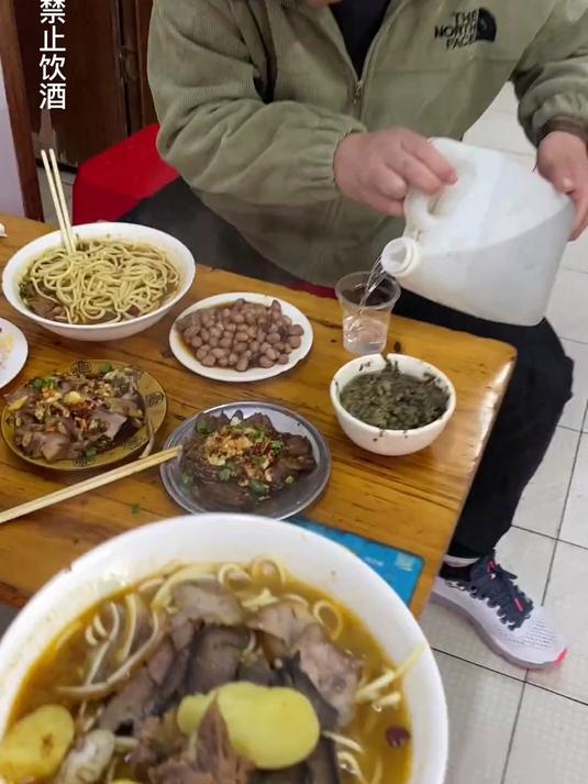 湖北公安喝早酒,来一碗18元的猪头肉麦面