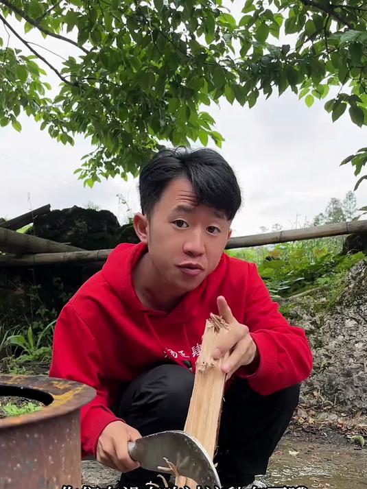 制作传统美食鱼包韭菜