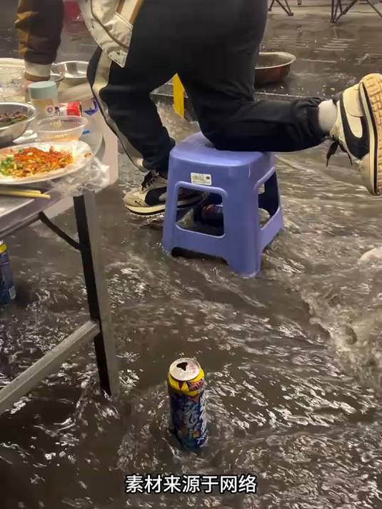 #民生微光#暴雨把地面都淹了,水流哗哗地淌,男子坐在摊位上照样吃夜宵