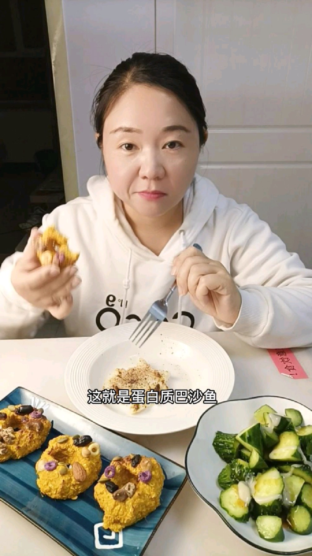 减脂晚餐,香煎巴沙鱼,南瓜燕麦贝果,油醋汁拌黄瓜