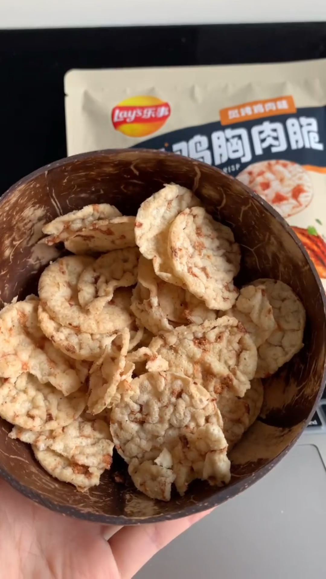 嘴馋人士又挖到一高蛋白薄脆小零食,不是吧乐事薯片这么卷了吗,每次都抓到我的胃蕾!
