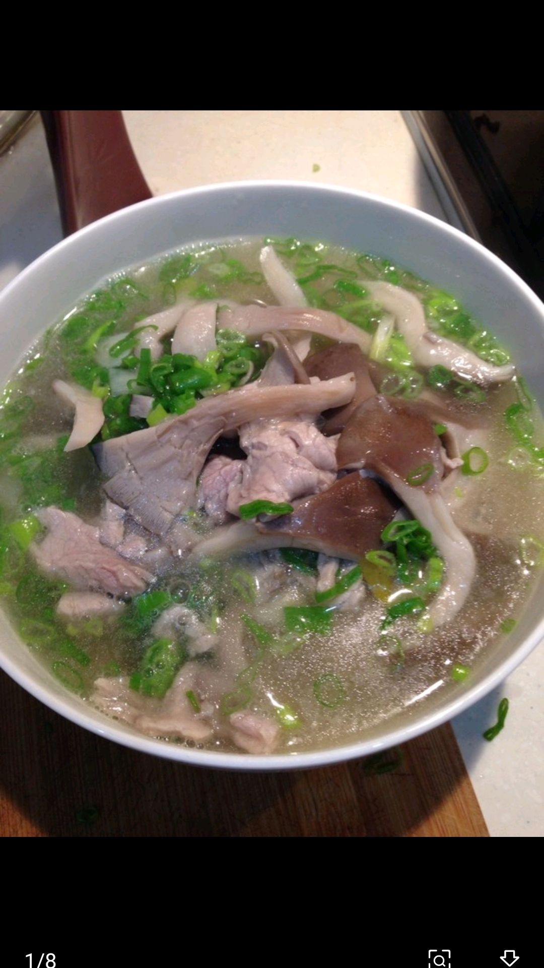 平菇滑肉汤,汤味鲜香,肉片嫩滑,百吃不厌