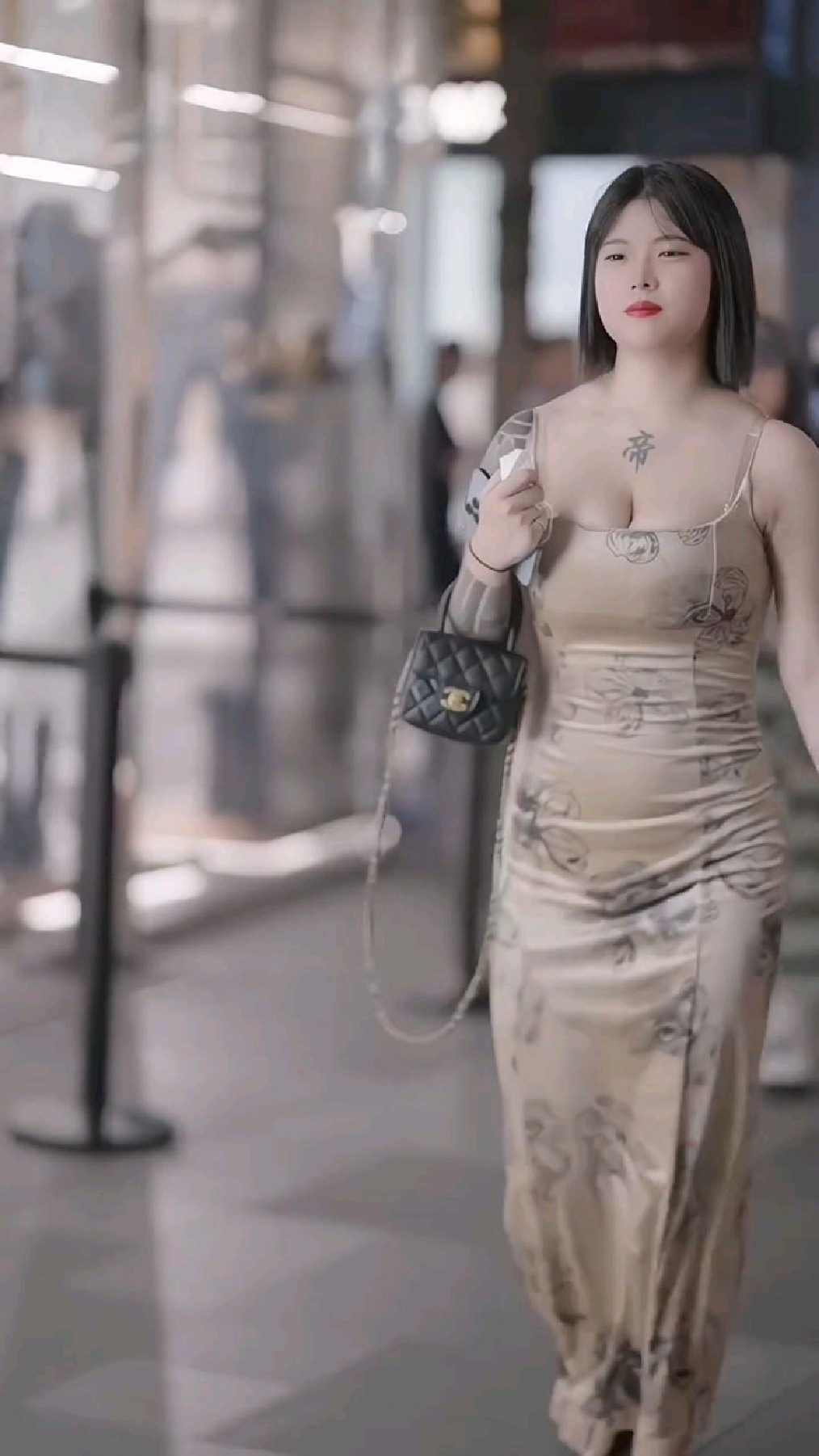 街拍:这个美女的纹身有什么含义吗?