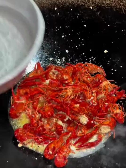 今天连夜去抓了几斤来做个蒜蓉大龙虾，家人都说比麻辣的好吃