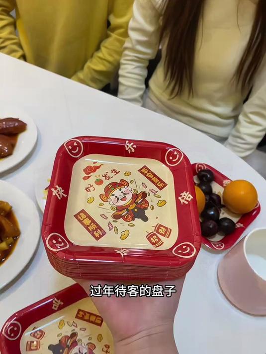 过年聚餐不想洗碗,就给家里备上这个加厚的一次性盘子