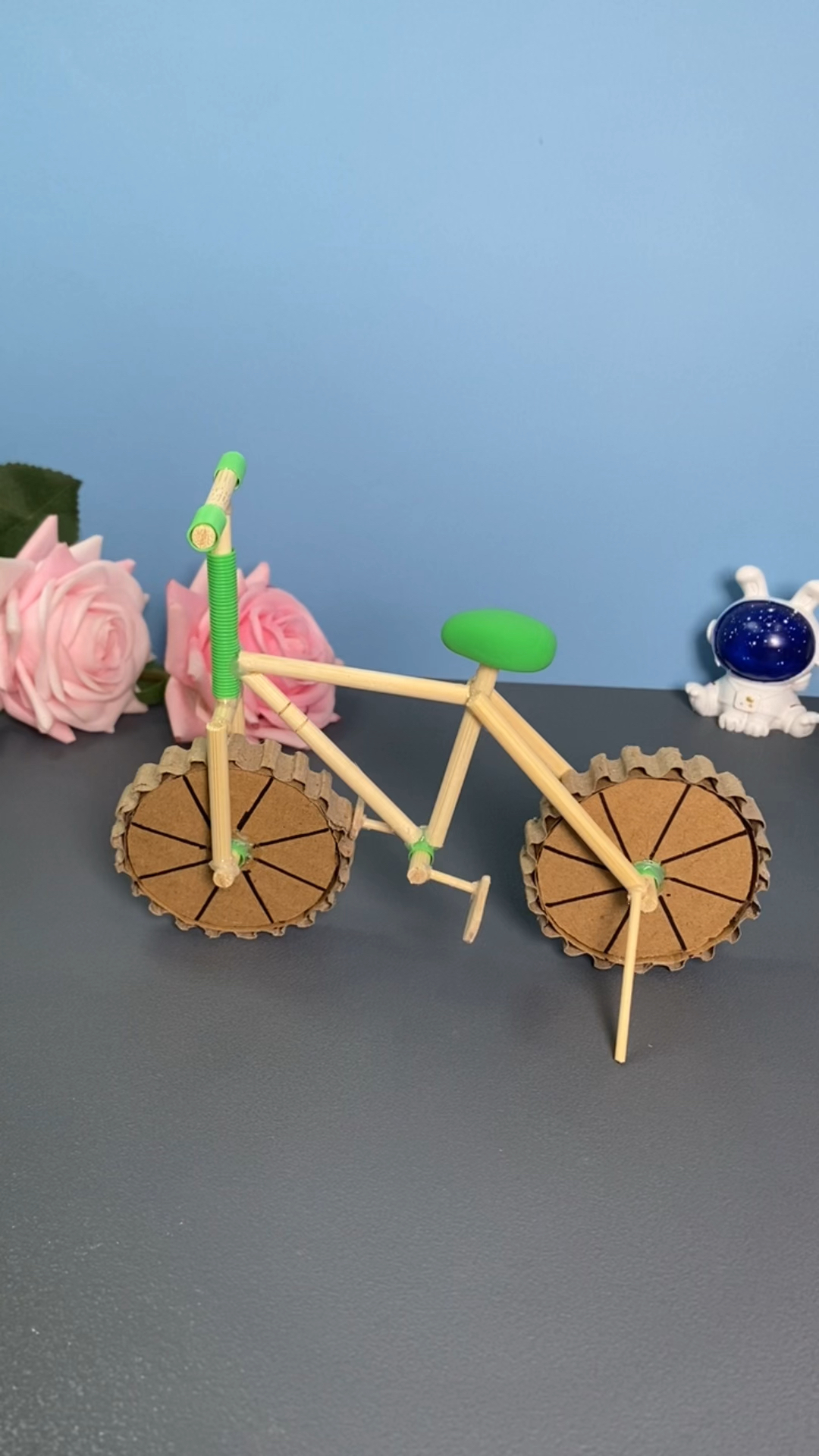 这个自行车你爱了吗？快来用筷子和纸壳做一辆吧！#自制玩具#废物利用 #幼儿园手工