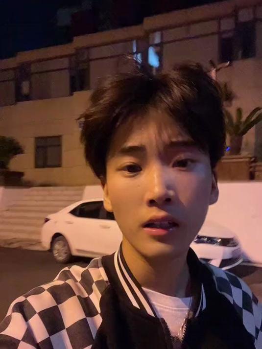 情侣头像是你让他换的 朋友圈也是 什么都是你要来的 有意思吗