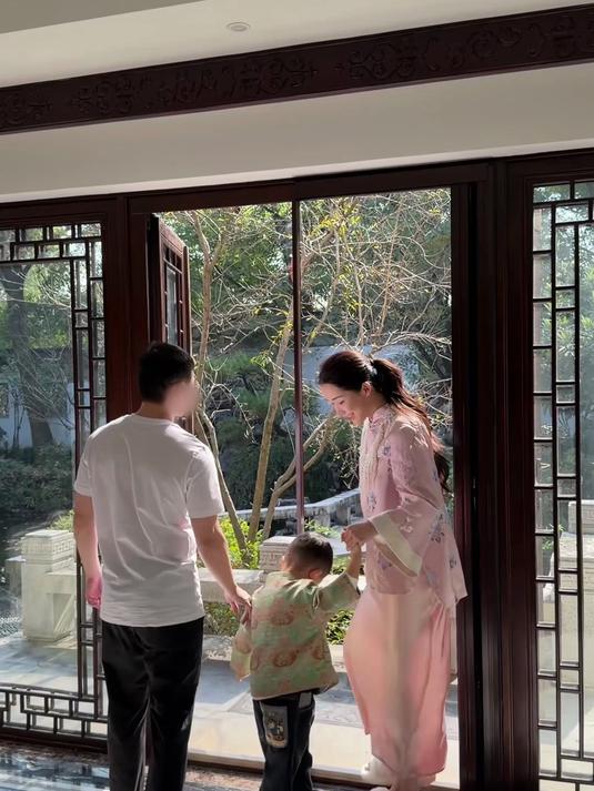 在家给儿子弄个小菜园,让他种些自己喜欢的水果和蔬菜