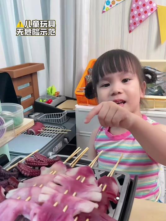 香喷喷的铁板鱿鱼,还送一个小烤鱼哦～