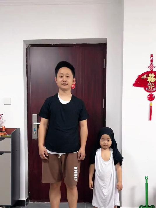 父子俩秒变小企鹅