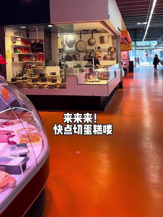 当老外第一次吃草莓布丁蛋糕会是什么反应？