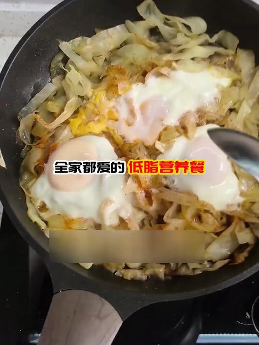 减脂餐做法简单,包菜水油焖蛋没负担
