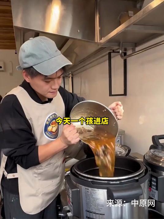 26岁郑州小伙伦敦闹市开店卖胡辣汤,一碗售价130元,日均客流约300人,“计划三年的梦想