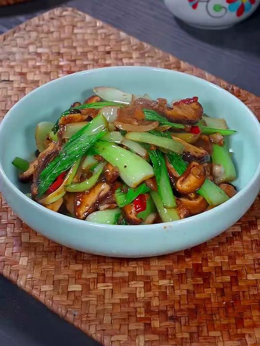 香菇炒青菜,嘎嘎下饭的家常菜,快做起来!