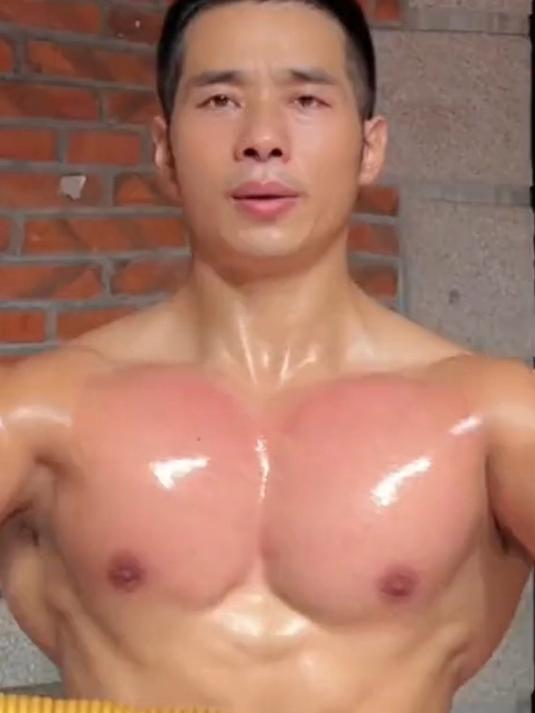 臂力棒这样练，肌肉把衣服撑起来！想练好看的胸肌就用这个