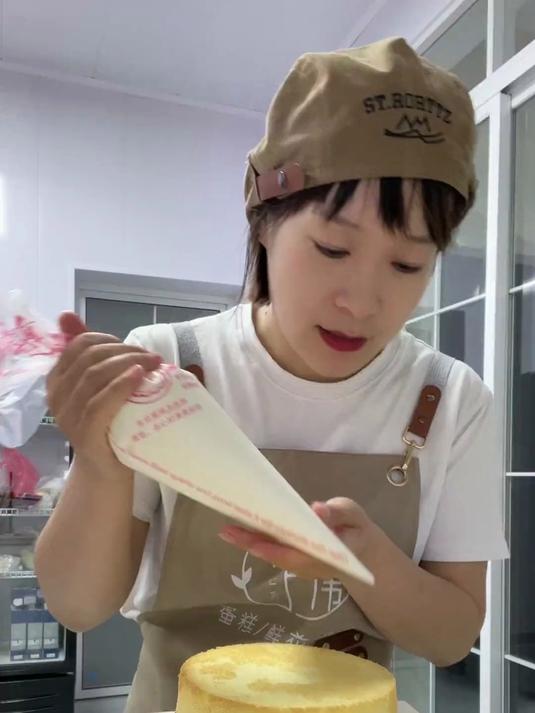 第一次做黑天鹅蛋糕，和之前的白天鹅你们喜欢哪个呢。