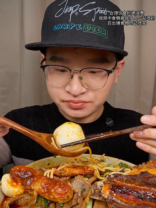 兰州拉面煎蛋煮鸡蛋烤肠鱼丸腊八蒜烤牛肋排草莓蛋糕