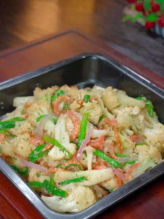 这是最近网上很火的花菜新吃法,焦香美味