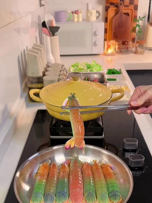 在家做饭|记录美好,让快乐有迹可循!今日菜单:椒盐彩虹皮皮虾 羊排鲍鱼焖饭 冬阴功海鲜汤