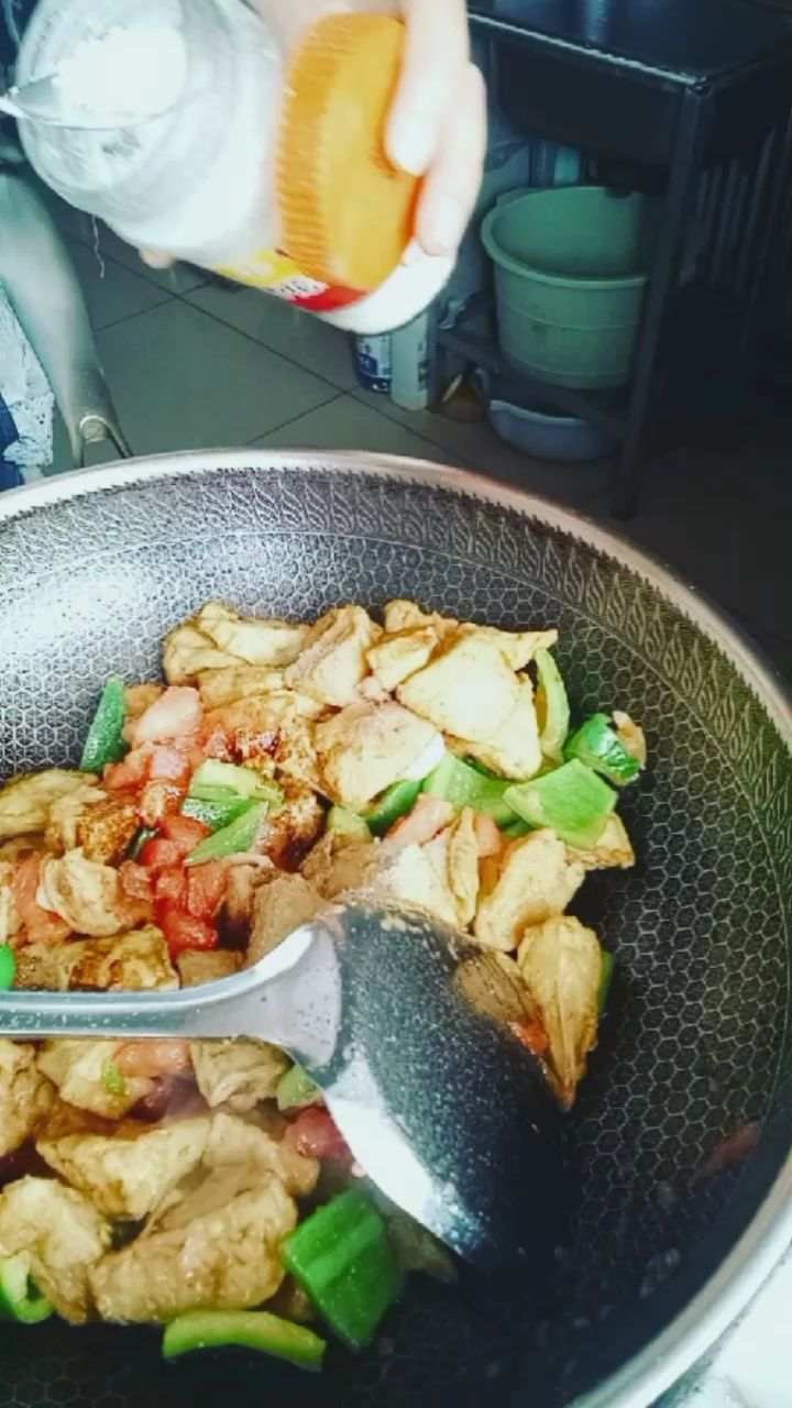家常红烧茄子的做法,简单易学。