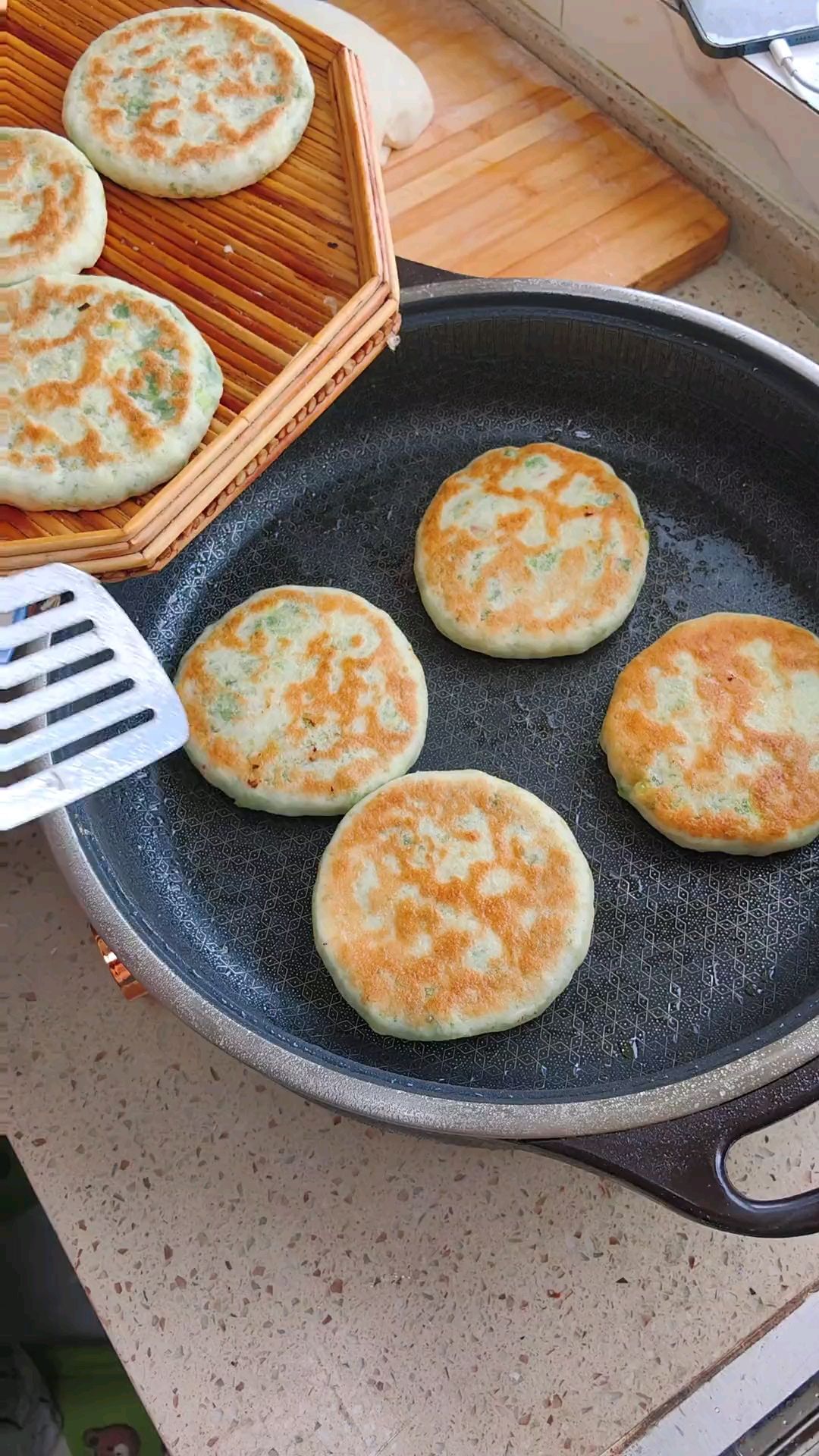 烙鸡蛋火烧,太美味了,喜欢的跟着我做起来吧