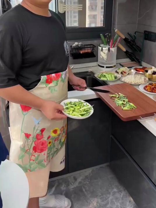 在厨房加个小架子,空间立马变大了很多,做菜不仅变快了