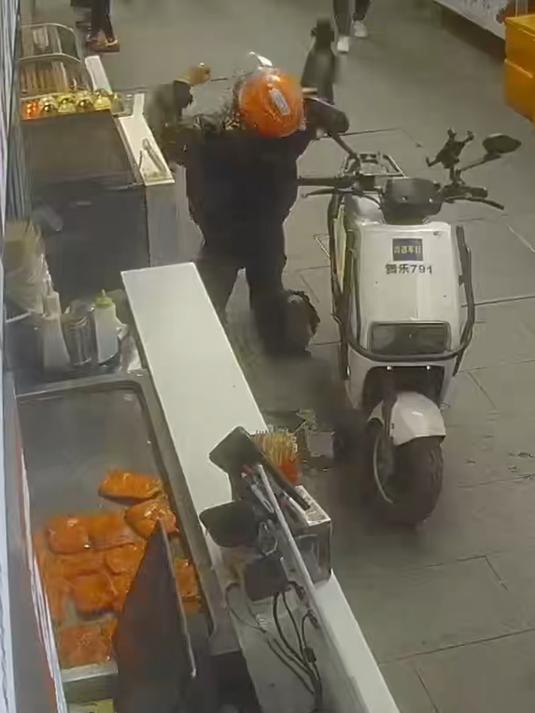 外卖员赶单急吃钵仔糕卡喉窒息捶胸,店主冲出用海姆立克急救脱险