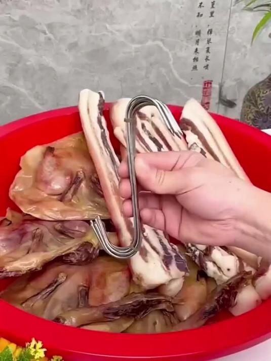 冬天怎么能少了腊肉,这个腊肉钩用来挂腊肉太方便了!