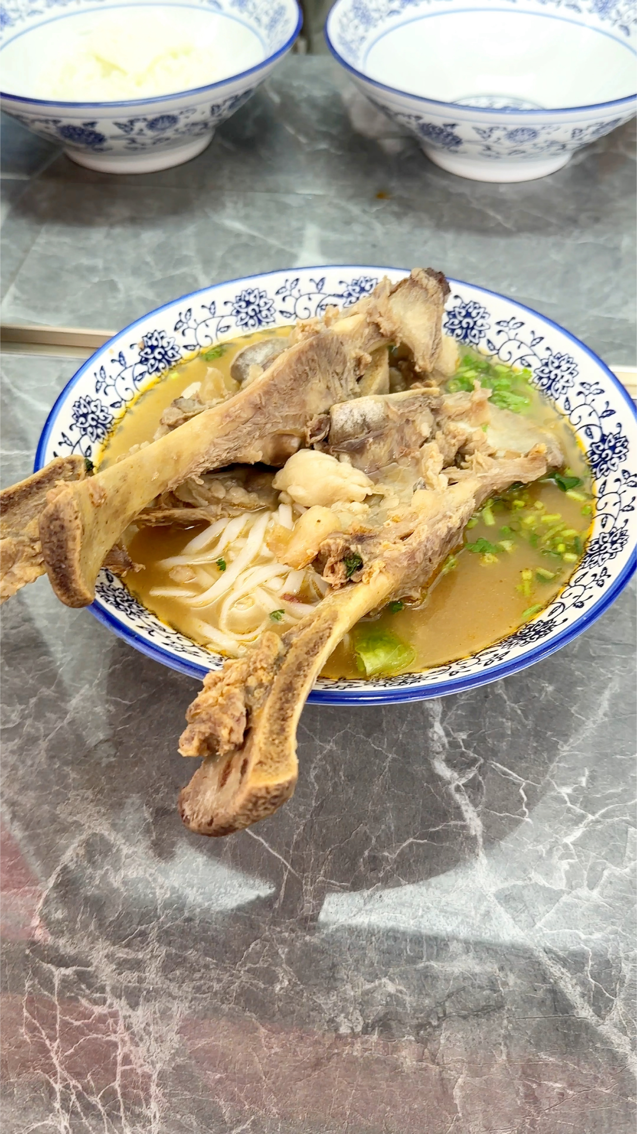 老表说请吃羊肉粉随便点,还说不要客气往贵的点,我老表真的太好了