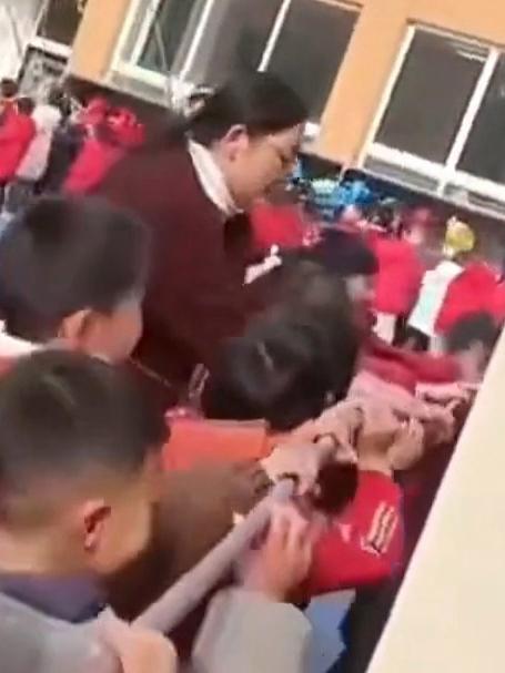 当爆米花进入幼儿园，小朋友们接力拿爆米花棒！