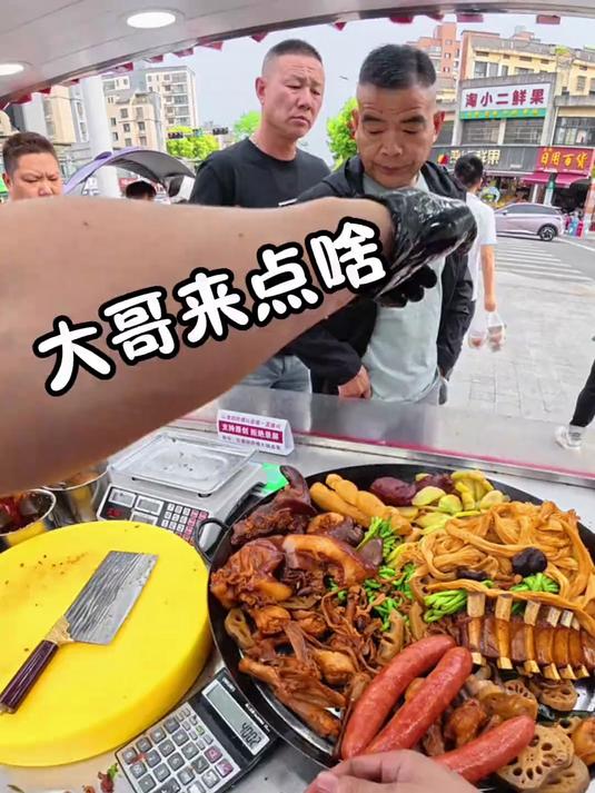 90后小伙挑战在县城卖卤味 摆摊日记 沉浸式体验
