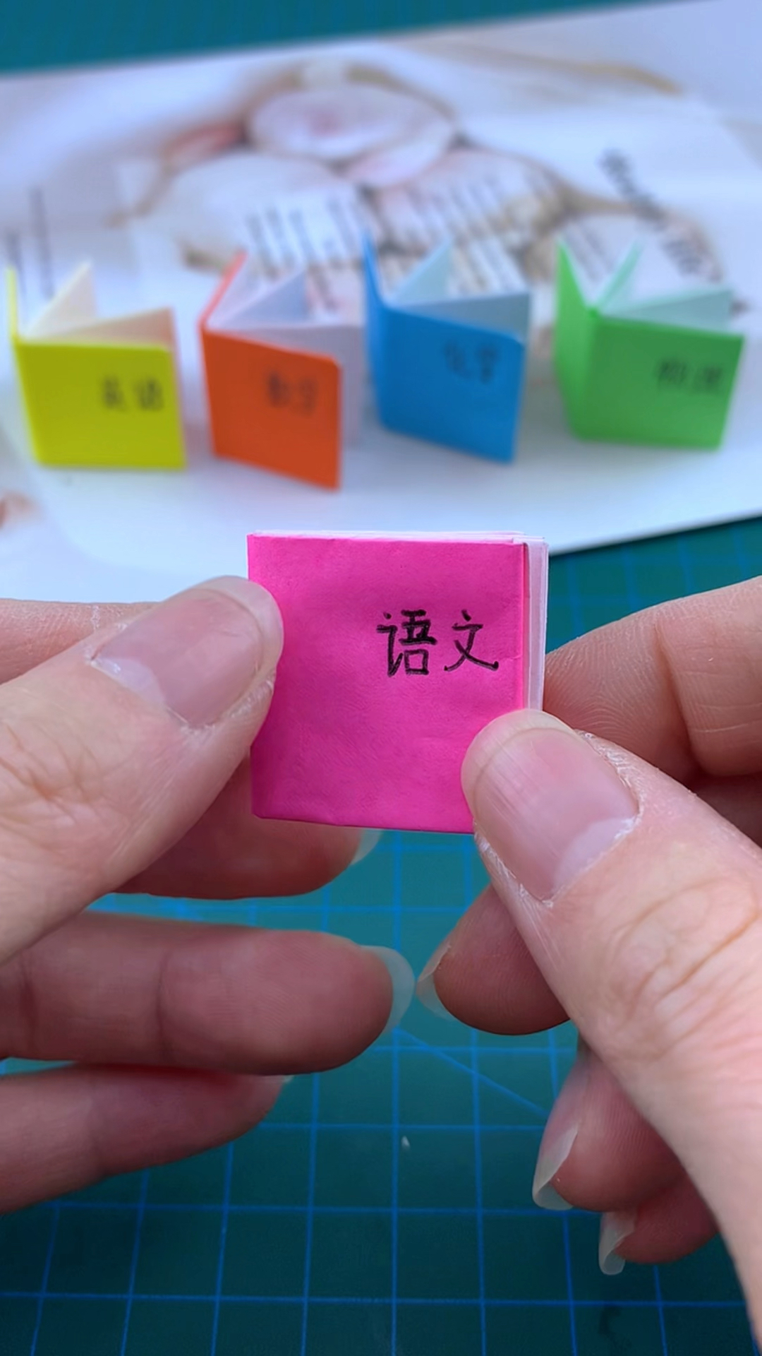 迷你小书本，还可以变成收纳盒，简单又实用。